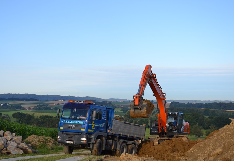 Erdbau Erdarbeiten Sand Wandschotter Rundkorn Kantkorn Rollierung Schotter Kies Humus Aushub Schottergrube Deponie Bagger LKW Sattel Baustelle Baustellen Fotos Materialien Humus Kies r Hochbau Tiefbau 4