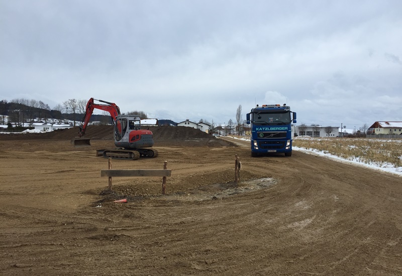 Erdbau Erdarbeiten Sand Wandschotter Rundkorn Kantkorn Rollierung Schotter Kies Humus Aushub Schottergrube Deponie Bagger LKW Sattel Baustelle Baustellen Fotos Materialien Humus Kies r Hochbau Tiefbau 3