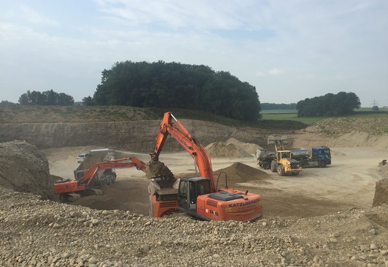 Erdbau Erdarbeiten Sand Wandschotter Rundkorn Kantkorn Rollierung Schotter Kies Humus Aushub Schottergrube Deponie Bagger LKW Sattel Waage mannlose Waage Schotterabbau täglich geöffnet Bagger 3-Achser, 4-Achser Erdarbeiten Auerbach 1