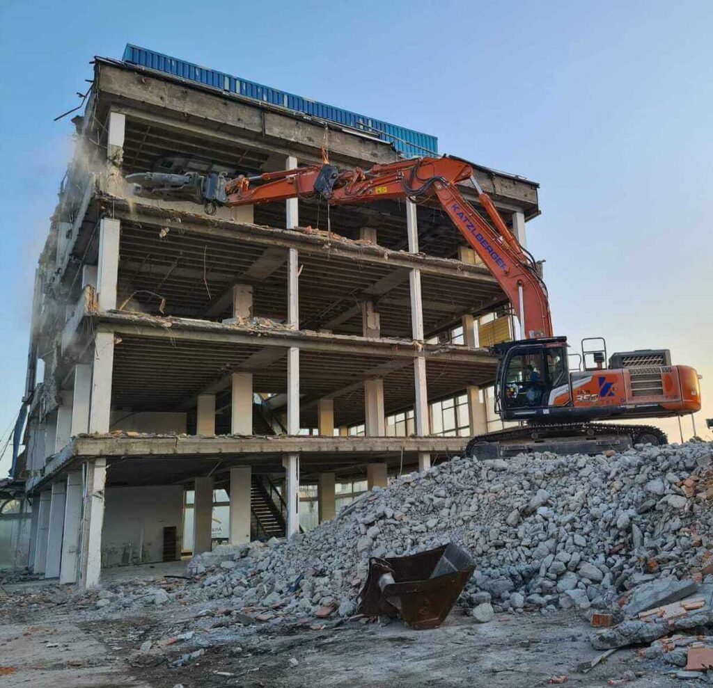 Abbruch-Arbeiten und Rückbau eines Gebäudes mit Spezialbagger