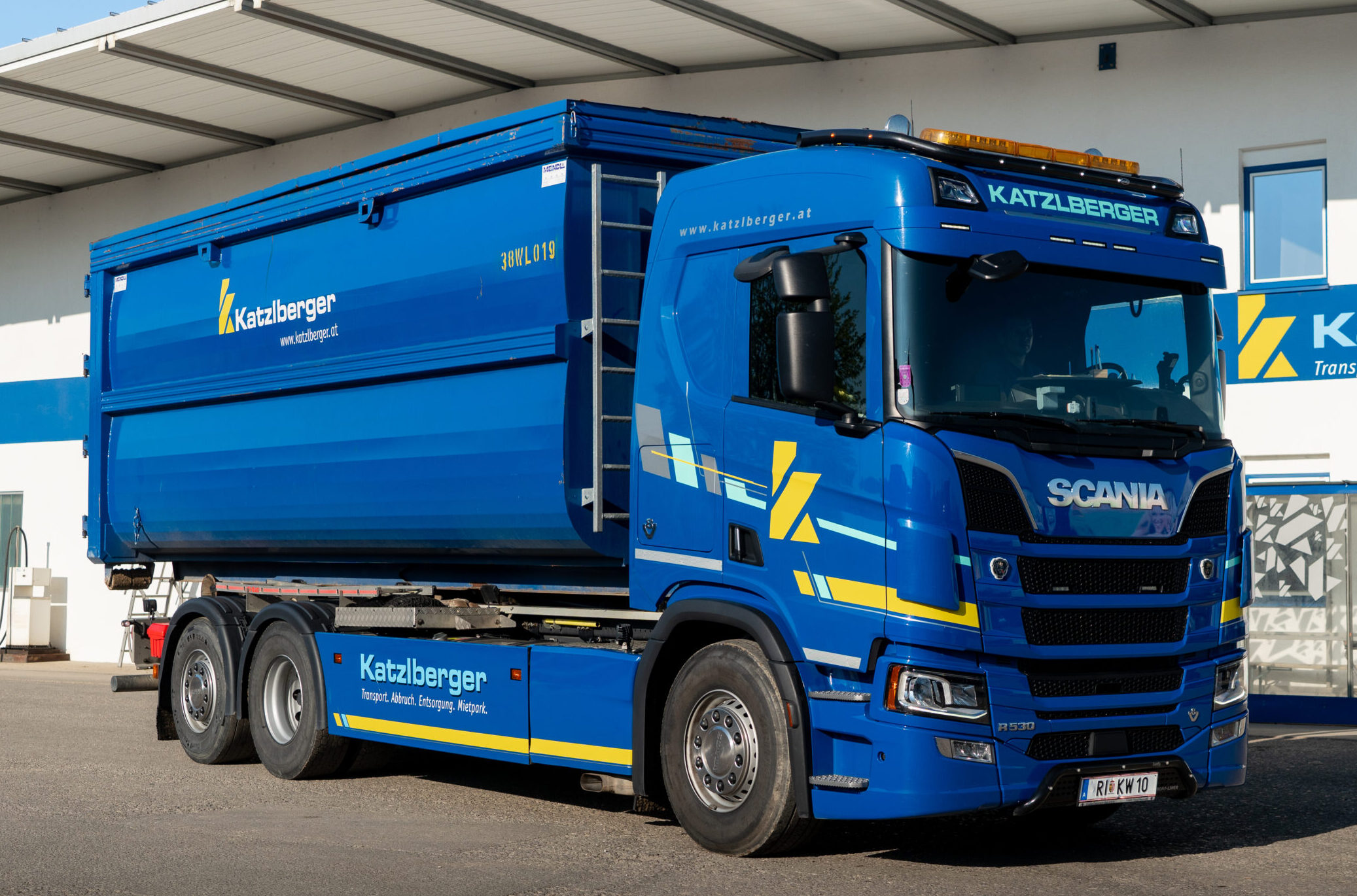 Ein blauer LKW der als Transporte im Raum Ried im Innkreis​ dient